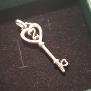 Kay Jewelers Fine 925 Sterling Silver Open Hearts Key Necklace Pendant.